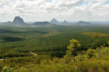 Queensland, Avustralya 'daki Glass House Dağları bölgesinde Tibberoowuccum, Tibrogargan, Cooee, Beerwah, Coonowrin ve Ngungun dağlarının manzarası.