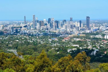 Brisbane, Queensland, Avustralya - 6 Ocak 2018. Ticari ve meskun binalar, gökdelenler ve bitki örtüsüyle Brisbane, Avustralya 'ya bakın.