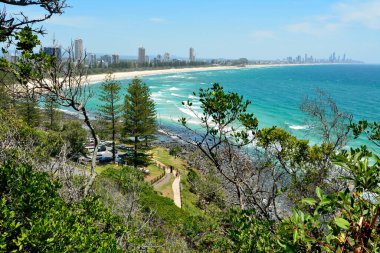 Burleigh Heads, Gold Coast, Queensland, Avustralya - 13 Ocak 2018. Burleigh Heads Ulusal Parkı 'ndan Sörfçüler Cenneti' ne doğru binalar, arabalar, bitkiler ve insanlar.