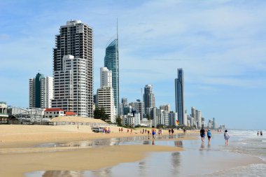 Surfers Paradise, Gold Coast, Queensland, Avustralya - 14 Ocak 2018. Sörfçüler Cenneti 'nde plaj, insanlar ve ticari ve konut binaları.. 