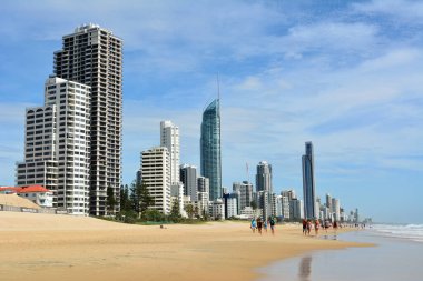 Surfers Paradise, Gold Coast, Queensland, Avustralya - 14 Ocak 2018. Sörfçüler Cenneti 'nde plaj, insanlar ve ticari ve konut binaları.. 