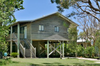 Teewah, Queensland, Avustralya - 19 Aralık 2017. Queensland, Avustralya 'daki Great Sandy Ulusal Parkı' ndaki Teewah köyündeki yerleşim yerinin dış görüntüsü..