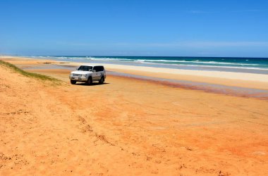 Great Sandy Ulusal Parkı, Queensland, Avustralya - 19 Aralık 2017. Great Sandy Ulusal Parkı 'nda 40 mil kumsalda 4WD Toyota Prado aracı kumların üzerine park edilmiş..