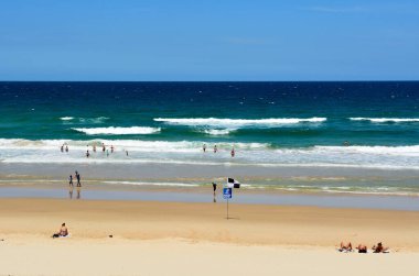 Noosa, Queensland, Avustralya - 20 Aralık 2017. Noosa 'nın güneyindeki Peregian Plajı, QLD, insanlarla dolu.