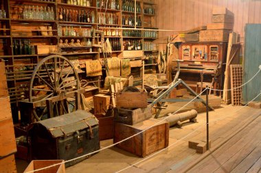 Maryborough, Queensland, Avustralya - 21 Aralık 2017. Brennan ve Geraghty Store müzesinin Maryborough, QLD 'deki iç manzarası, eski mobilyalar, şişeler ve teneke raflar, kutular ve çantalar. 