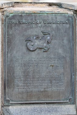 Rockhampton, Queensland, Avustralya - 26 Aralık 2017. Rockhampton, QLD 'de Oğlak Dönencesi levhası İngilizce yazılmış..