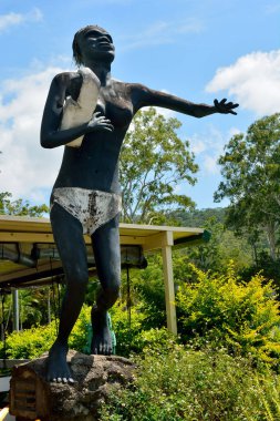The Leap, Queensland, Avustralya - 31 Aralık 2017. Queensland 'daki Leap bölgesinde bebeğini tutan Aborjin Kowaha Heykeli..