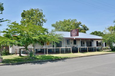 Pinnacle, Mackay, Queensland, Avustralya - 1 Ocak 2018. Pinnacle Otel 'in ve turta dükkanının bulunduğu tarihi binanın dış görünüşü..