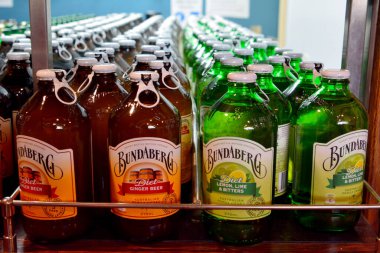 Bundaberg, Queensland, Avustralya - 4 Ocak 2018. Buzdolabında bir şişe Bundaberg birası. Zencefilli bira ve limon, limon ve acı bira..