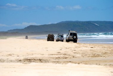 Great Sandy Ulusal Parkı, Queensland, Avustralya - 19 Aralık 2017. Great Sandy Ulusal Parkı, QLD 'de 40 millik kumsalda giden üç 4WD araç..