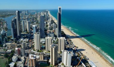 Surfers Paradise, Queensland, Avustralya - 10 Ocak 2018. Sörfçüler Cenneti 'ne bakın, gökdelenler, ticari binalar ve konutlar.