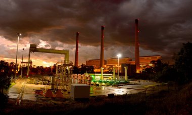 Gladstone, Queensland, Avustralya - 2 Ocak 2018. Tropik fırtınadan önce gün batımında NRC Gladstone Powerhouse 'un dış görüntüsü.
