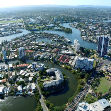 Surfers Paradise, Queensland, Avustralya - 10 Ocak 2018. Queensland, Avustralya 'daki Nerang Nehri ve Sörfçüler Cenneti' ne yerleşim ve ticari binalarla bakın..