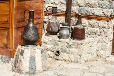 Azerbaycan 'ın İsmayilli bölgesindeki Lahic köyünde jujum ve sahang ağır su taşıyan gemiler de dahil olmak üzere metal eşyalar..