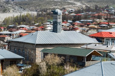 1805 yılında Azerbaycan 'ın Lahiç köyünde kurulan Zavaro camisinin dış görünüşü. Cami, Sovyet rejimi altında sinema salonu olarak kullanıldı..