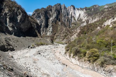 Ghirdiman nehri ve Azerbaycan 'ın Lahiç köyü yakınlarındaki Niyal Dağları' ndaki dağlık arazi..