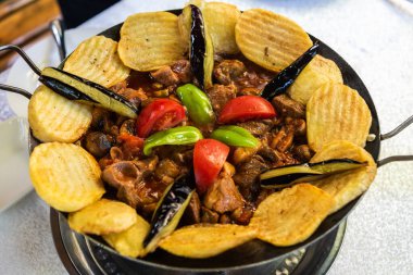 Etli, sebzeli, mantarlı ve patatesli tava Azerbaycan 'da bir restoranda servis ediliyor..