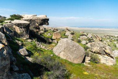 Gobustan ulusal parkındaki manzara, Azerbaycan, kaya yığınlarıyla.