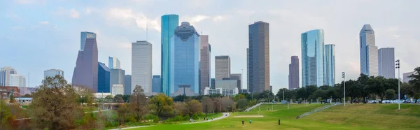 Houston, TX 'te gökdelenleri olan bir gökyüzü..