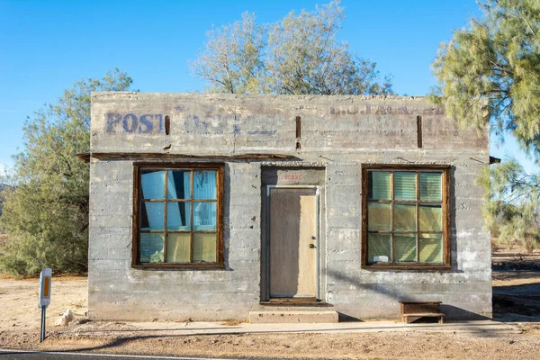 Kelso, California, Amerika Birleşik Devletleri - 6 Ocak 2017. Mojave Çölü 'nün ortasında Kelso kasabası yakınlarında terk edilmiş bir postane binası..