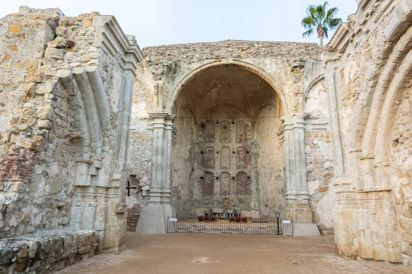 San Juan Capistrano, Kaliforniya, Amerika Birleşik Devletleri - 6 Ocak 2017. Kaliforniya 'daki San Juan Capistrano Misyonunun Büyük Taş Kilisesi