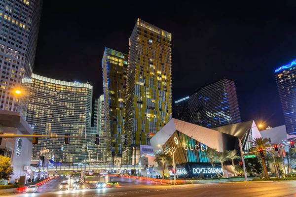 Las Vegas, Nevada, Amerika Birleşik Devletleri - 10 Ocak 2017. Las Vegas 'ta sokak manzarası, modern binalar, ticari mülkler ve gece şehir trafiği..