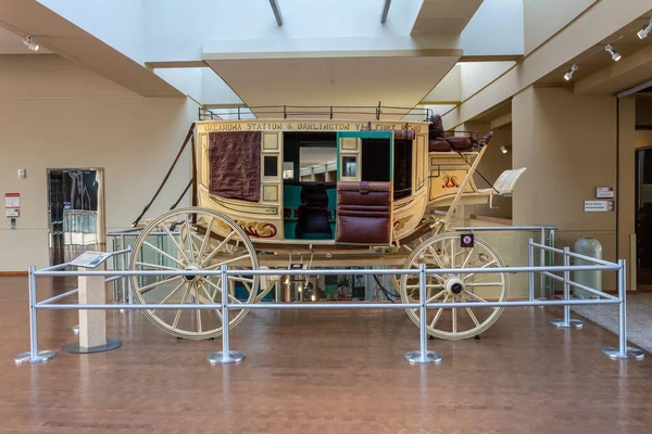 Oklahoma City, Oklahoma, Amerika Birleşik Devletleri - 18 Ocak 2017. Concord Coach olarak bilinen tarihi posta arabası Oklahoma City 'deki Oklahoma Tarih Merkezi' nde sergileniyor..