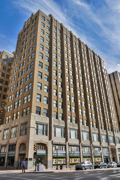 Tulsa, Oklahoma, Amerika Birleşik Devletleri - 20 Ocak 2017. Tulsa 'daki Philcade Binası' nın dış görünüşü, tamam, insanlarla ve arabalarla..