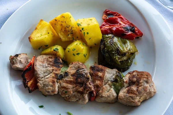 Griekse Souvlaki Kebap Met Gegrilde Tomaten — Stockfoto
