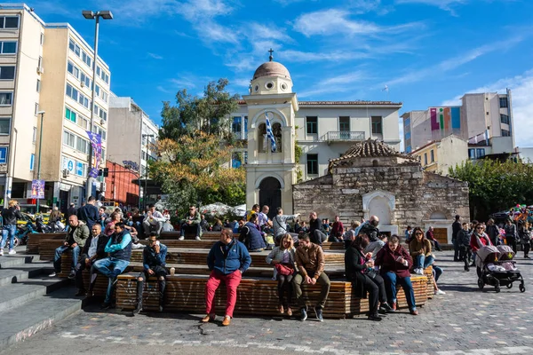 希腊雅典 2016年11月13日 雅典的Monastiraki广场 与Pantanassa教堂和人民一起 — 图库照片