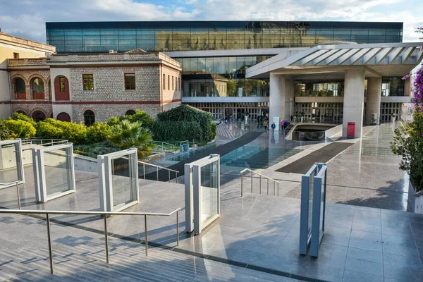 Atina, Yunanistan - 15 Kasım 2016. Atina 'daki Akropol Müzesi' nin modern binasının dış görünüşü. Müze 2003 yılında kuruldu..