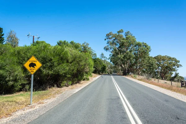 오스트레일리아에서 11Km 표지판을 가로지르는 — 스톡 사진