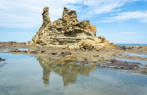 澳大利亚维多利亚州Bunurong海洋和海岸公园的老鹰巢岩层 反映在岩石池水中 — 图库照片