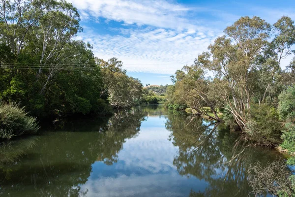 Alexandra, Victoria, Avustralya yakınlarındaki Goulburn Nehri 'ne bakın. Goulburn Nehri, Murray-Darling havzasının bir parçası olan Goulburn Kırık Yakalamaca 'nın büyük bir iç kesimsel nehri, Kuzey Ülke / Kuzey Merkez ve Güney Bölgesi' nde yer almaktadır.
