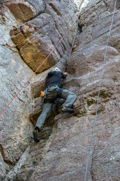 Unidentifiable Figure Mountaineer Climbing Rock — Stock Photo, Image