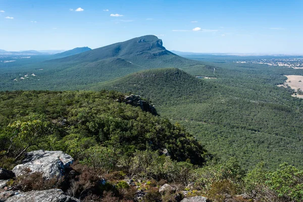 Grampians bölgesindeki Victoria, Avustralya 'nın Ani Dağı manzarası.