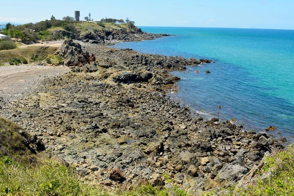 澳大利亚昆士兰州麦凯Lamberts海滩以北的岩石海岸线 — 图库照片