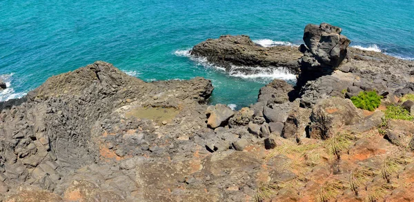 澳大利亚昆士兰州Bundaberg附近Elliott Heads Memorial Park的岩石海岸线 — 图库照片