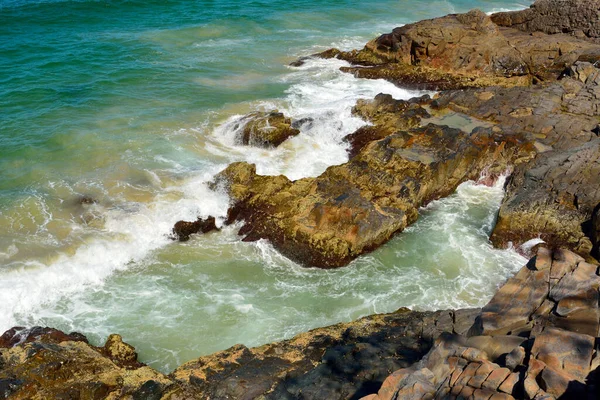 澳大利亚昆士兰州诺萨国家公园海豚点以花岗岩湾为背景的岩石海岸线 — 图库照片