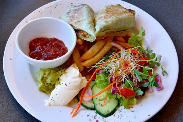 Placa Quesadilla Pollo Con Salsa Crema Agria Papas Fritas Ensalada — Foto de Stock