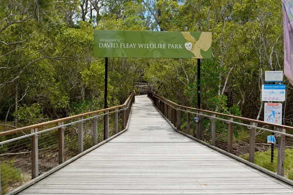 Burleigh Heads, Gold Coast, Queensland, Avustralya - 28 Aralık 2017. David Fleay Vahşi Yaşam Parkı 'na bitki örtüsü ve tahta kaldırım ile giriş..
