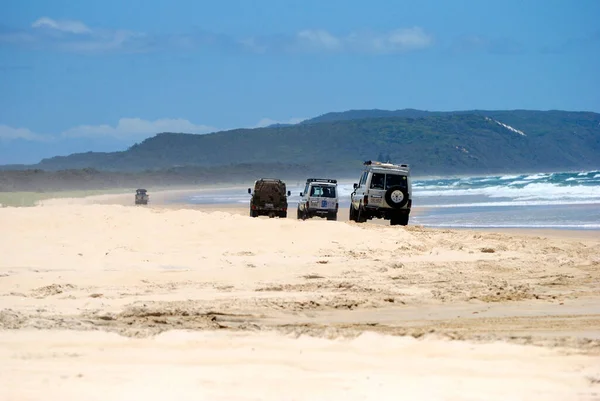 Great Sandy Ulusal Parkı, Queensland, Avustralya - 19 Aralık 2017. Great Sandy Ulusal Parkı, QLD 'de 40 millik kumsalda giden üç 4WD araç..