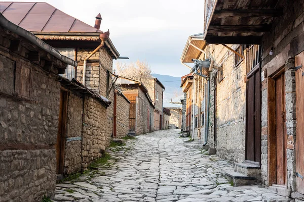 Azerbaycan 'ın İsmayilli bölgesindeki Lagic köyünde tarihi binaları olan Cobblestone Huseynov caddesi.