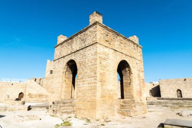 Ateshgah, Azerbaycan, Bakü 'nün bir banliyösü olan Surakhani kasabasındaki ateş tapınağı. Tetrapillar sunağı 17. ve 18. yüzyıllarda inşa edilmiş ve Hindu, Sikh ve Zoroastrian ibadet yeri olarak kullanılmıştır..