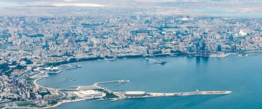Azerbaycan 'ın başkenti Bakü şehir merkezindeki hava manzarası.