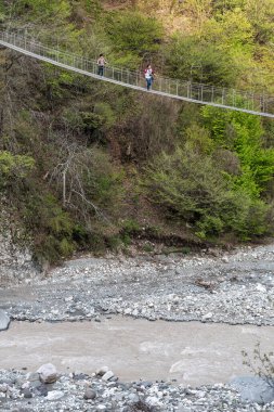 Lahiç, Ismayilli bölgesi, Azerbaycan - 27 Nisan 2019. Zarnava asma köprüsü, Ghirdiman nehri üzerinde, Lahic köyü yakınlarında..