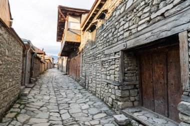 Lahiç, Ismayilli bölgesi, Azerbaycan - 27 Nisan 2019. Azerbaycan 'ın İsmayilli bölgesindeki Lagic köyünde tarihi binaları olan Cobblestone Huseynov caddesi.