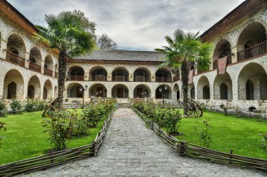 Sheki, Azerbaycan - 29 Nisan 2019. Sheki, Azerbaycan 'daki Karavansaray binasının avlusunda. Bina 18. yüzyıldan kalma..