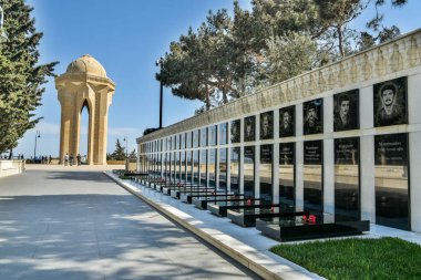 Bakü, Azerbaycan - 2 Mayıs 2019. Bakü 'deki Ebedi Alev Anıtı' na doğru Şehitler Sokağı 'nın manzarası. Mezarlar ve insanlarla dolu bir manzara. Şehitler Sokağı, Bakü, Azerbaycan 'da Sovyet Ordusu tarafından öldürülenlere adanmış bir mezarlık ve anıttır.