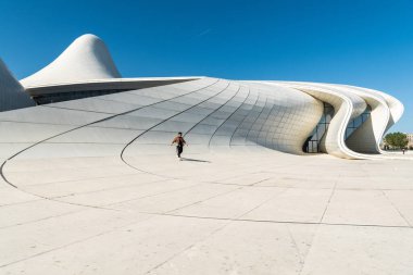 Bakü, Azerbaycan - 2 Mayıs 2019. Bakü 'deki Heydar Aliyev Kompleksi' nin dış tasarım unsurları. Iraklı-İngiliz mimar Zaha Hadid tarafından tasarlanan ve 2012 yılında hizmete giren bina, kendine özgü mimarisi ve akışı ile tanınıyor.,